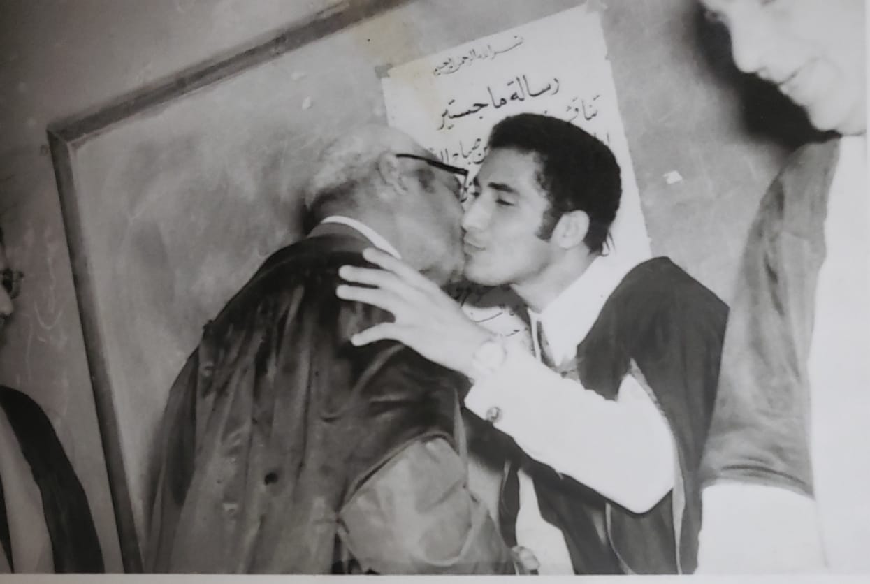 قبلة امتنان على جبين مشرفي في الماجستير، العالم الجليل أد. تمام حسان.